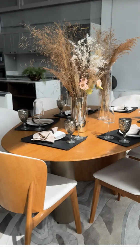 Mesa de jantar em madeira no showroom da Top House Planejados
